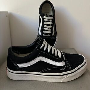 Vans Old Skool Shoe Black/White Sneakers (W6/M4.5)